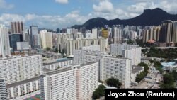 Sebuah real estat dengan latar belakang puncak Lion Rock, di Hong Kong, China, 3 Juni 2021. Sebuah perusahaan ekuitas swasta AS, Blackstone, membatalkan rencana pembelian properti China, Soho China, bernilai $3 miliar. (Foto: REUTERS/Joyce Zhou)
