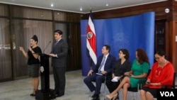 El presidente de Costa Rica, Carlos Alvarado, insistió durante la conferencia de prensa en la importancia del lavado de manos y el protocolo de estornudo y tosido. Foto: Armando Gómez/VOA.