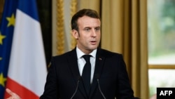 Le président Macron s'adresse à la presse depuis l'Elysée, le 28 novembre 2019. (Photo by Bertrand GUAY / AFP)