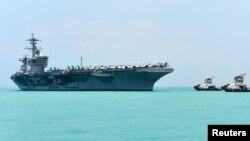 En esta foto de archivo, el USS Theodore Roosevelt aparece anclado en una base naval de Singapur en abril del 2018.