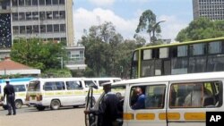 Polisi wa barabarani Kenya akizuia matatu mjini Nairobi njia moja wapo ya kupata hongo.