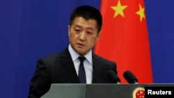 Lu Kang, portavoz del Ministerio de Relaciones Exteriores de China, dice que EE.UU. y Venezuela deben resolver sus diferencias a través del diálogo.