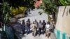 Las fuerzas de seguridad investigan los perímetros de la residencia del presidente haitiano Jovenel Moise, en Puerto Príncipe, Haití, el miércoles 7 de julio de 2021.
