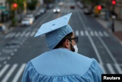 Seorang mahasiswa pascasarjana dari Sekolah Pascasarjana Arsitektur, Perencanaan dan Pelestarian Universitas Columbia (GSAPP) berdiri di kampus sehari sebelum upacara kelulusannya. (Foto: Reuters)