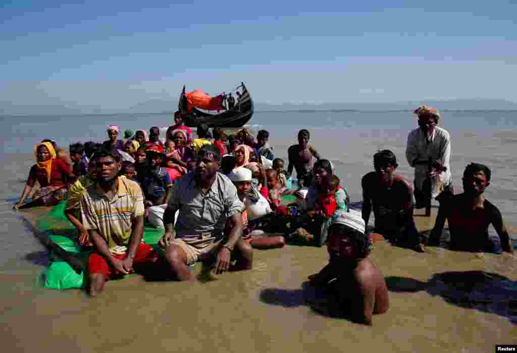 Refugiados Rohingya são interrogados pela Guarda Costeira do Bangladesh depois de atravessarem a fronteira Bangladesh-Myanmar, em Shah Porir Dwip junto a Cox&#39;s Bazar, Bangladesh, Nov. 9, 2017. REUTERS/Navesh Chitrakar - RC1B161F3DE0