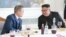 Lãnh tụ Triều Tiên Kim Jong Un và Tổng thống Hàn Quốc Moon Jae-in ăn trưa tại Bình Nhưỡng (ảnh do Thông tấn xã Triều Tiên KCNA công bố ngày 20/9/2018.)