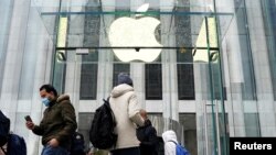 Một cửa hàng Apple ở thành phố New York hôm 26/11. Hãng công nghệ của Mỹ đang tăng tốc chuyển dây chuyền sản xuất ra khỏi Trung Quốc sang Việt Nam và các nơi khác ở châu Á.