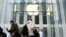 Một cửa hàng Apple ở thành phố New York hôm 26/11. Hãng công nghệ của Mỹ đang tăng tốc chuyển dây chuyền sản xuất ra khỏi Trung Quốc sang Việt Nam và các nơi khác ở châu Á.