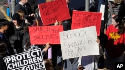 Protest u Denveru poslije pucnjave u srednjoj školi, 23. marta 2023.