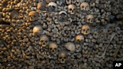 Tulang-tulang dan tengkorak manusia di Catacombs, Paris yang berasal dari ratusan tahun lalu (foto: dok).