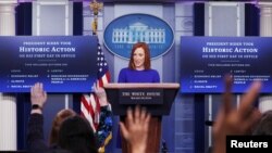 La portavoz de la Casa Blanca, Jen Psaki, acepta preguntas durante su primera rueda de prensa desde la sala James S. Brady, el 20 de enero de 2021.