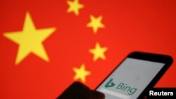 在中國國旗的背景下一隻顯示微軟Bing標誌的手機。 （2019年1月24日）