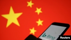 在中国国旗的背景下一只显示微软Bing标志的手机。（2019年1月24日）