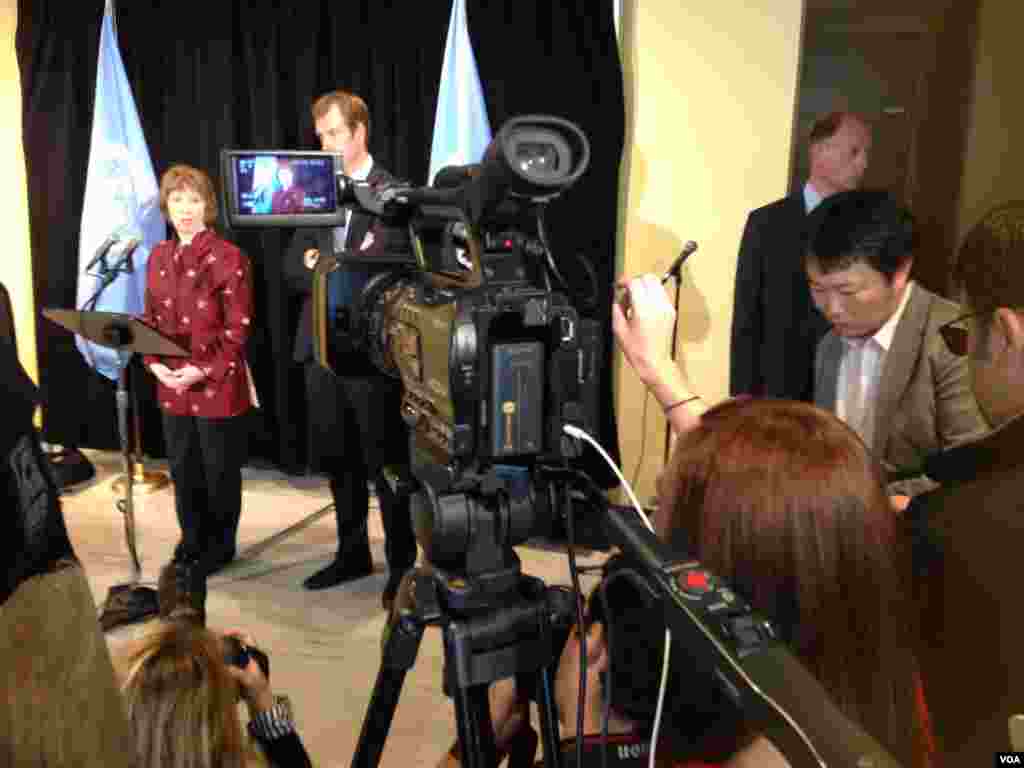 La jefa de la diplomacia de la Unión Europea, Catherine Ashton, en conferencia de prensa en la ONU, con un equipo de la VOA cubriendo el evento. [Carmen Cento, VOA].