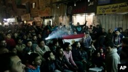 Des supporters égyptiens regardent le match de demi-finale Egypte-Burkina Faso sur un grand écran de télévision dans une rue dans le quartier Imbaba du Caire, au cours de la CAN Gabon 2017, 1er février 2017. 