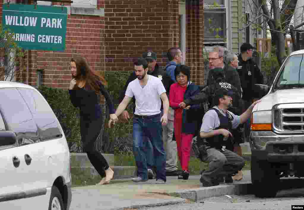 Residentes son evacuados de sus casa por el FBI durante la cacer&iacute;a del sospechoso en el vecindario de Watertown, Massachusetts.