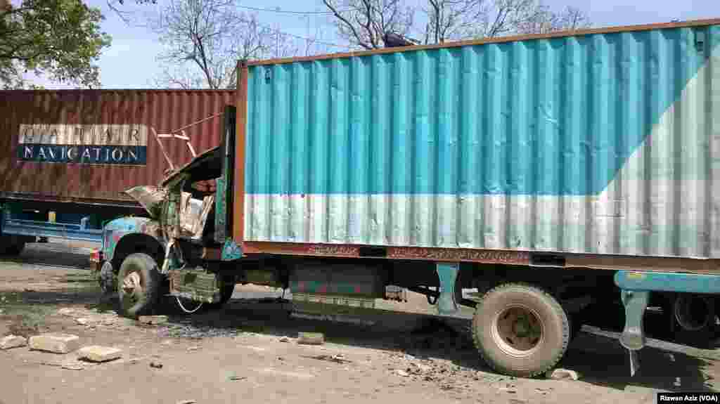 توڑ پھوڑ کا شکار ایک کنٹینر۔