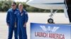 Dua astronot NASA Robert Behnken (kiri) dan Doug Hurley berpose di Kennedy Space Center, Cape Canaveral, Florida, Rabu (20/5). 