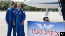 Dua astronot NASA Robert Behnken (kiri) dan Doug Hurley berpose di Kennedy Space Center, Cape Canaveral, Florida, Rabu (20/5). 