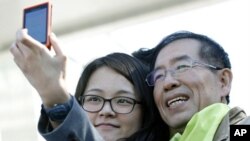 Lawyer-turned-activist Park Won-soon, the victor for the race of Mayor of Seoul Mayor, pictured during his election campaign in Seoul, October 25, 2011.