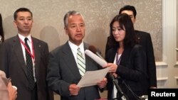 Menteri Perdagangan Jepang Akira Amari berbicara pada wartawan di sela-sela pembicaraan Kemitraan Trans-Pasifik di Atlanta, 3 Oktober 2015.