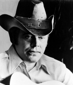En esta fotografía de 1974 se ve al cantante y compositor estadounidense de música country Tom T. Hall. (Foto AP)