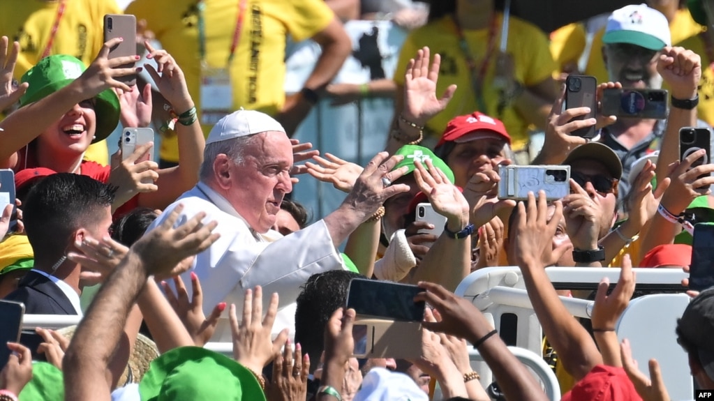 El papa Francisco saluda desde el papamóvil a su llegada a un encuentro con voluntarios de la Jornada Mundial de la Juventud en Alges, Portugal, el 6 de agosto de 2023.
