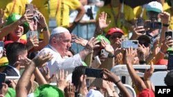 El papa Francisco saluda desde el papamóvil a su llegada a un encuentro con voluntarios de la Jornada Mundial de la Juventud en Alges, Portugal, el 6 de agosto de 2023.