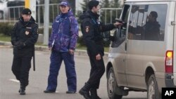 La policía rusa ha extremado las medidas de segurtidad en el aeropuerto de Sochi antes de la inauguración de las Olimpiadas.