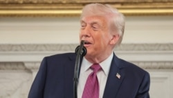 资料照片：美国总统唐纳德·特朗普在白宫的国宴厅向全美大学体育协会(NCAA)全国冠军队发表讲话。(2026年4月21日)