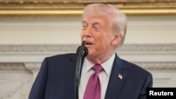 资料照片：美国总统唐纳德·特朗普在白宫的国宴厅向全美大学体育协会(NCAA)全国冠军队发表讲话。(2026年4月21日)