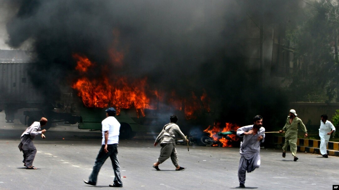 12 مئی 2007ء کو کراچی میں ہونے والی ہنگامہ آرائی کا ایک منظر (فائل فوٹو)