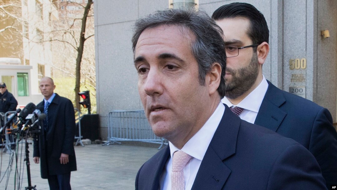 Michael Cohen, luật sư riêng của Tổng thống Donald Trump, hiện đang vướng vào cả hai thủ tục tố tụng dân sự và hình sự. Ông xin tòa án hoãn vụ kiện dân sự để không ảnh hưởng tới quyền không phải tự khép tội chính mình của ông.