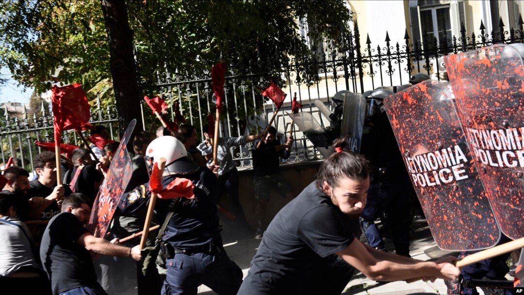 Mahasiswa bentrok dengan polisi anti huru hara selama protes di luar Kementerian Makedonia dan Thrace di kota pelabuhan Yunani utara Thessaloniki, 24 Oktober 2019. (Foto: Ilustrasi/AP)