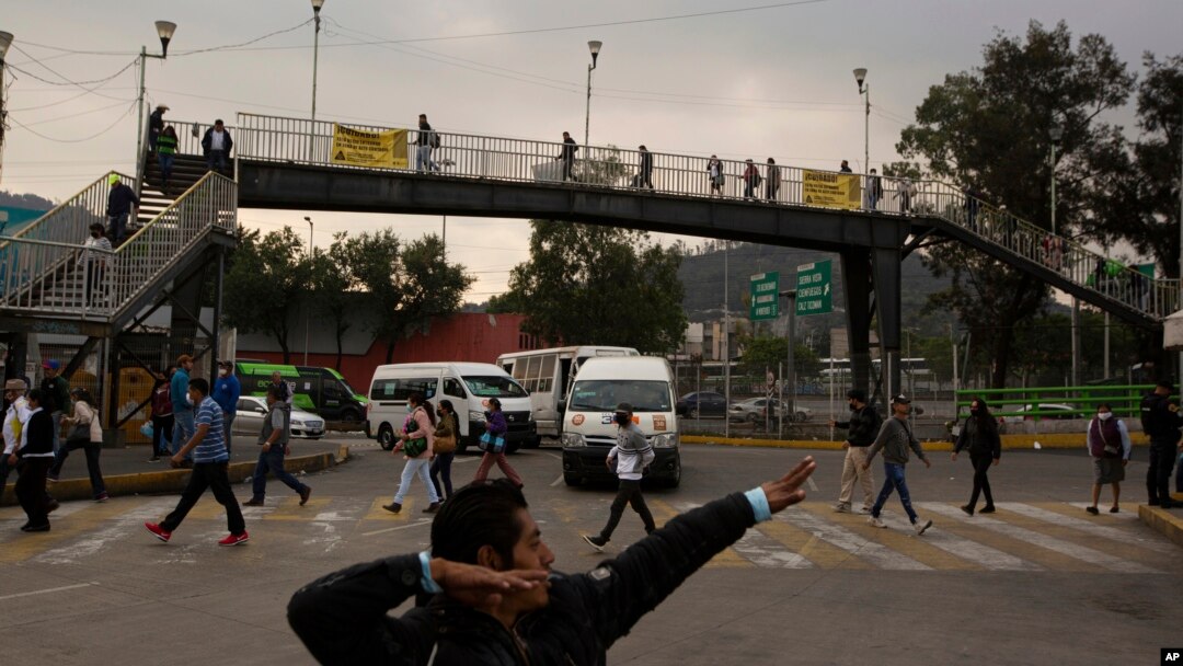 Suasana di sekitar stasiun kereta api (subway) di Mexico City, 1 Juni 2020.