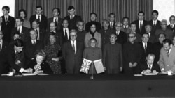 British Prime Minister Margaret Thatcher and Chinese Premier Zhao Ziyang sign the Hong Kong handover agreement in 1984. (Neal Ulevich/AP)