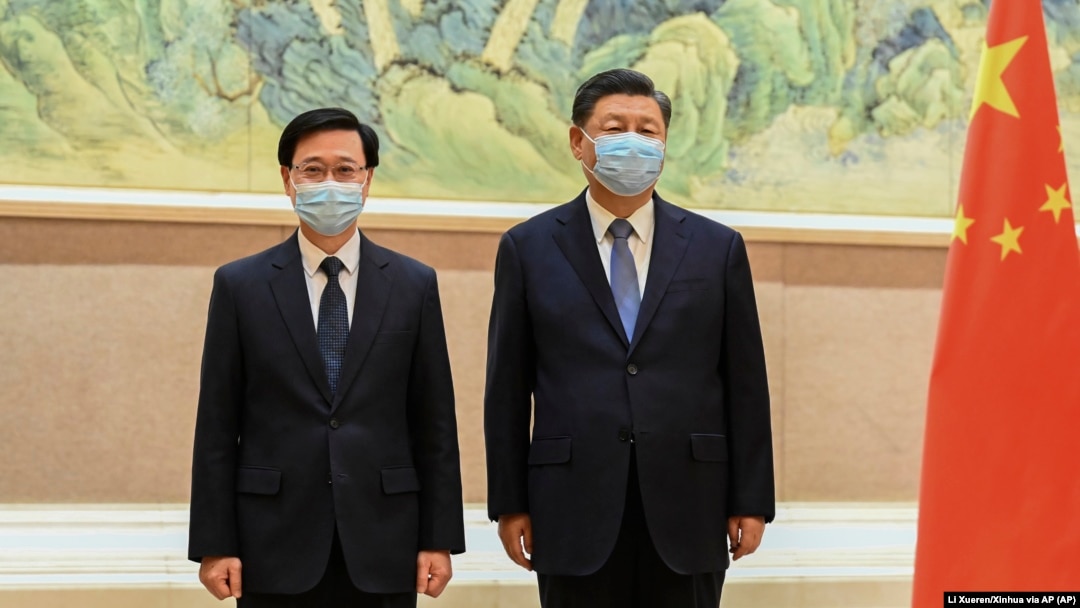 Presiden China Xi Jinping, kanan, dan Kepala Eksekutif Hong Kong John Lee di Beijing, Senin, 30 Mei 2022. (Foto: Xinhua via AP)