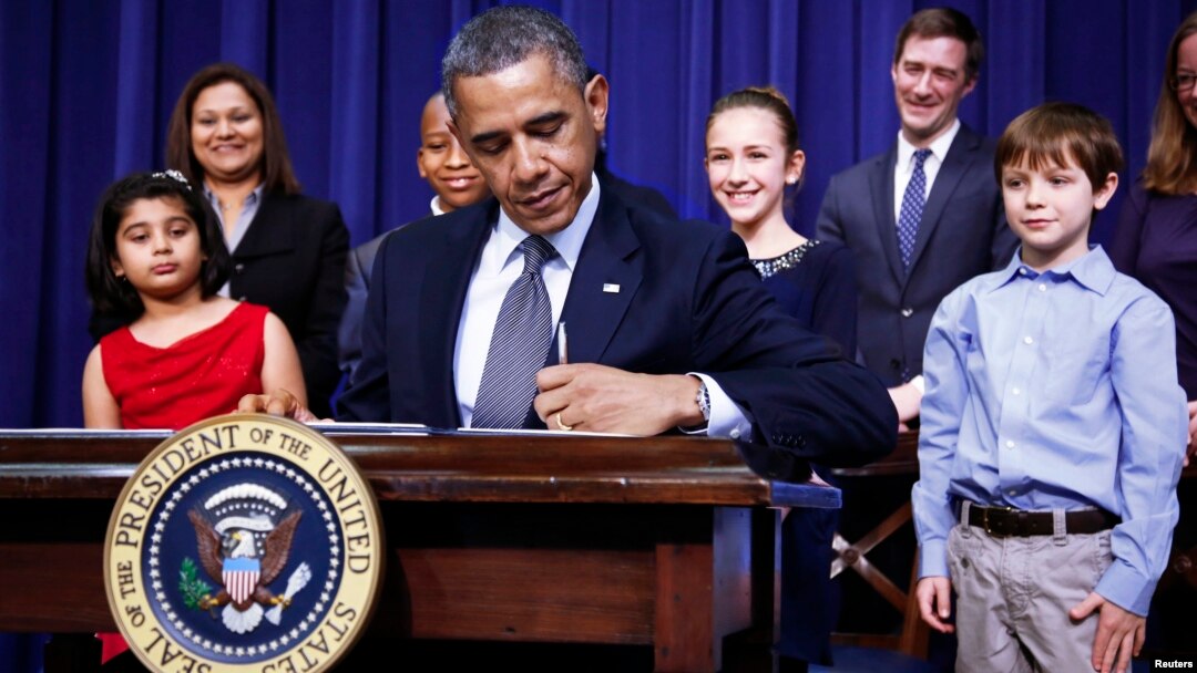 Predsednik Barak Obama potpisuje izvršne uredbe u pogledu kontrole oružja