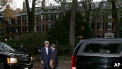 Ngoại trưởng John Kerry, trái, nói chuyện với Ủy viên Quốc vụ viện Trung Quốc Dương Khiết Trì bên ngoài nhà của ông ở Beacon Hill, Boston, Thứ 6, 17/10/2014.