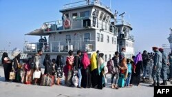 Pengungsi Rohingya bersiap untuk naik kapal Angkatan Laut Bangladesh saat mereka dipindahkan ke Pulau Bhashan Char di Teluk Bengal, di Chittagong pada 29 Januari 2021. (Foto: AFP)