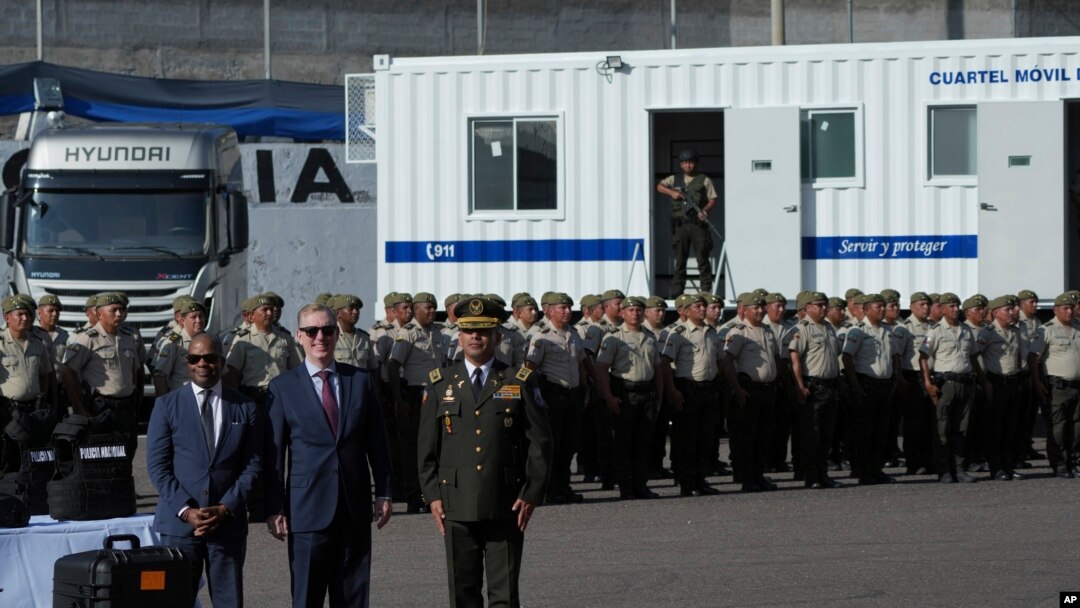 Todd D. Robinson, Subsecretario de Estado para Asuntos Internacionales de Narcóticos y Aplicación de la Ley, a la izquierda, acompañado por el Embajador de EEUU, Michael Fitzpatrick, segundo a la izquierda, participan en una ceremonia en Quito, el jueves 8 de febrero de 2024. AFP