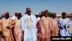 Shugaban Najeriya mai jiran gado, Janar Muhammadu Buhari a tsakiya tare da wasu gwamnonin kasar.