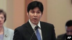 Según el senador Kevin de León, siete de cada 10 deportados no eran responsables de ningún delito mayor.