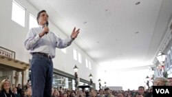 Mantan gubernur Massachusetts, Mitt Romney saat melakukan kampanye di Mason City, Iowa (29/12).