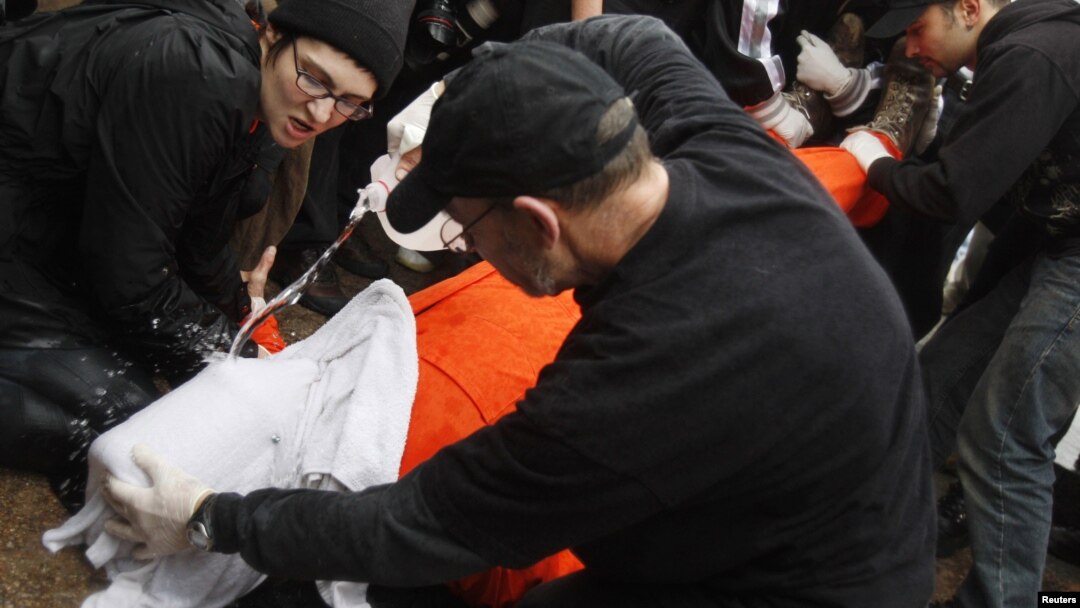 Para demonstran melakukan protes atas cara-cara interogasi CIA, dengan memeragakan teknik "waterboarding" dalam aksi demo di depan Gedung Putih di Washington DC (foto: dok).