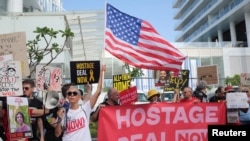 Family members and supporters demand the immediate release of the hostages kidnapped during the deadly October 7 attack, in Tel Aviv
Anggota keluarga and pendukung para sandera Hamas, berdemonstrasi di Tel Aviv, Israel, Selasa, 11 Juni 2024. (Foto: Marko Djurica/Reuters)