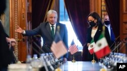 Wapres AS Kamala Harris (kanan) dan Presiden Meksiko Andres Manuel Lopez Obrador dalam pertemuan di Mexico City, Selasa (8/6). 