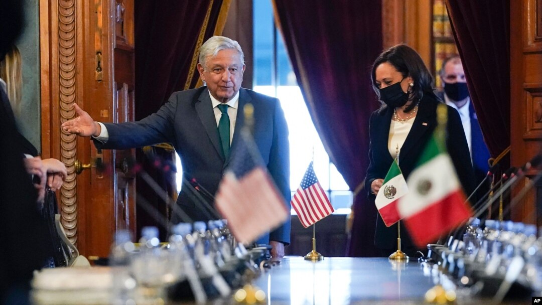 Wakil Presiden AS Kamala Harris (kanan) dalam pertemuan dengan Presiden Meksiko Andres Manuel Lopez Obrador di Istana Nasional, Mexico City, Selasa (8/6). 