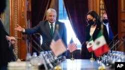 Wakil Presiden AS Kamala Harris (kanan) dalam pertemuan dengan Presiden Meksiko Andres Manuel Lopez Obrador di Istana Nasional, Mexico City, Selasa (8/6). 