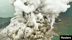 Gumpalan abu vulkanik membumbung ke udara saat terjadinya erupsi gunung Anak Krakatau, 23 Desember 2018. (Foto: media sosial/ Susi Air / via REUTERS)